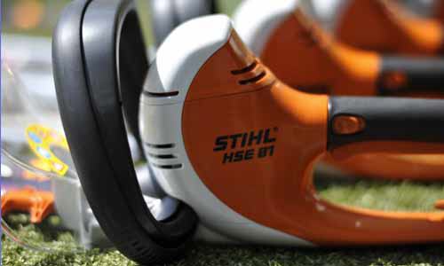 Nahaufnahme einer STIHL-Heckenschere in Weiß und Orange