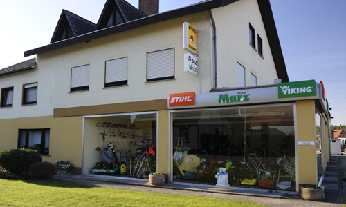 Ladengeschäft von Franz Marz mit großer Schaufensterfront und Firmenschild in Rheinzabern